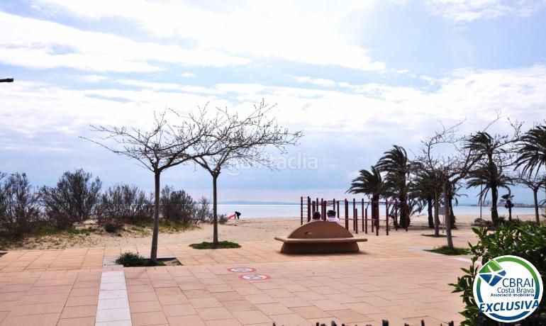 Foto 96f09f2b-9a10-49c7-aeae-21ab31e1b478. Ático  en 1º línea de mar, solárium y licencia turística en salatà, en Roses