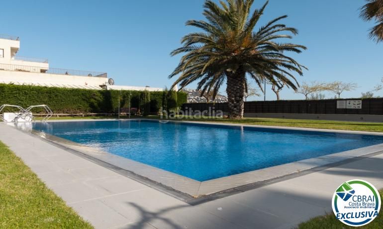 Foto d8a6ccac-e648-4e8f-9f96-f1d944486399. Ático  en 1º línea de mar, solárium y licencia turística en salatà, en Roses