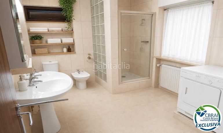 Foto bc479ec9-71bd-4200-ae19-b1e7d4d88326. Casa amb calefacció aparcament a Segre - Ebre - Ter Empuriabrava