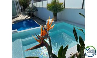 Casa  Carrer falconera. Casa moderna con piscina y amarre a 600m de la playa de empuriab
