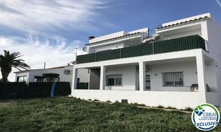 Casa  Carrer baix llobregat. Encantadora casa renovada en urbanización tranquila de roses