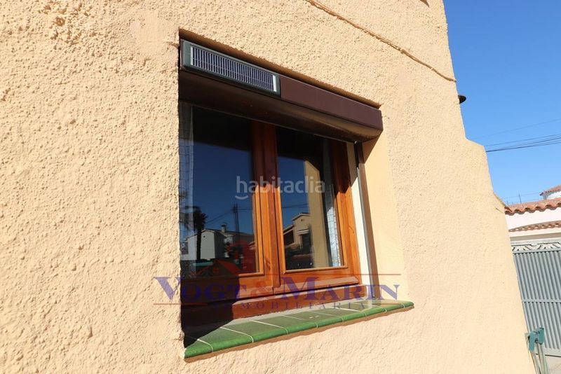 Foto c99a5cf4-2261-4de1-869a-fecd4f230522. Casa amb calefacció aparcament piscina a Requesens Empuriabrava