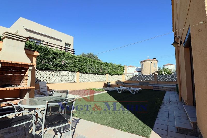 Foto d99a5433-0a6d-4c01-a227-bcf681246afc. Casa amb calefacció aparcament piscina a Requesens Empuriabrava