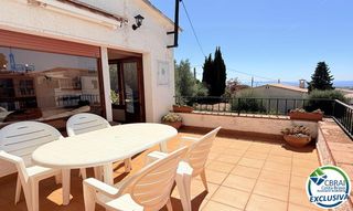 Maison jumelée à Nord. Casa con vista al mar y terraza en mas fumats, roses