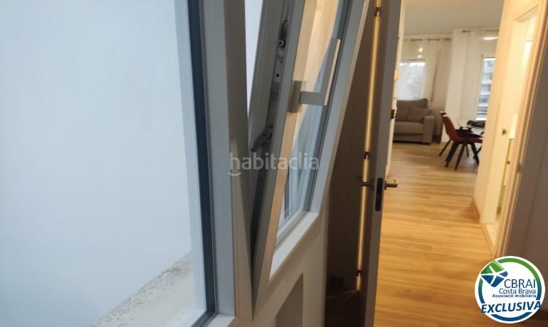 Foto 576eb44b-bd9b-46ee-b685-6d4b441658d6. Apartamento  reformado con terraza y vistas al canal en Roses