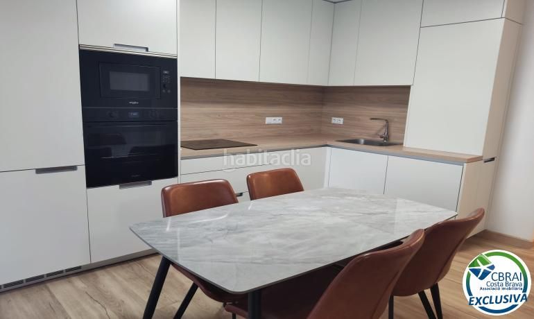 Foto b89b26cc-0536-4cfe-a081-238b76ca30ec. Apartamento  reformado con terraza y vistas al canal en Roses