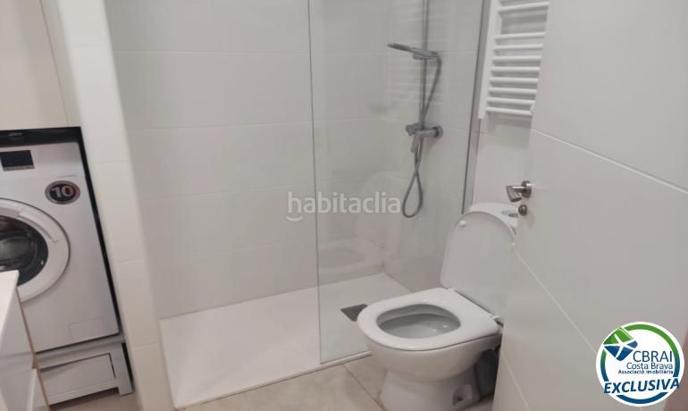 Foto bf7ec6ea-df38-4676-87d0-1acb15997a70. Apartamento  reformado con terraza y vistas al canal en Roses
