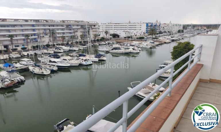 Foto c276b961-c5b5-422e-8920-42640f03c5a5. Apartamento  reformado con terraza y vistas al canal en Roses