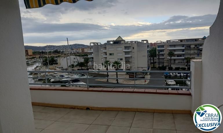 Foto db1c1a65-c07f-4fc6-9760-1f659656b8bb. Apartamento  reformado con terraza y vistas al canal en Roses