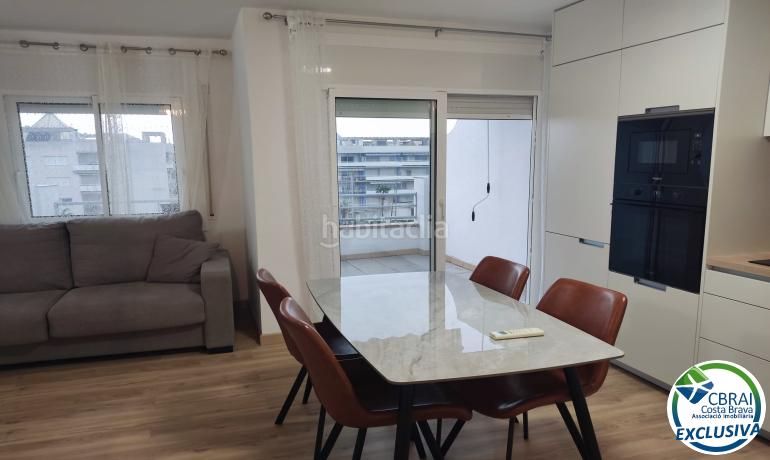 Foto ec3fa58e-f8cc-45c0-bdf8-742e461b0d01. Apartamento  reformado con terraza y vistas al canal en Roses
