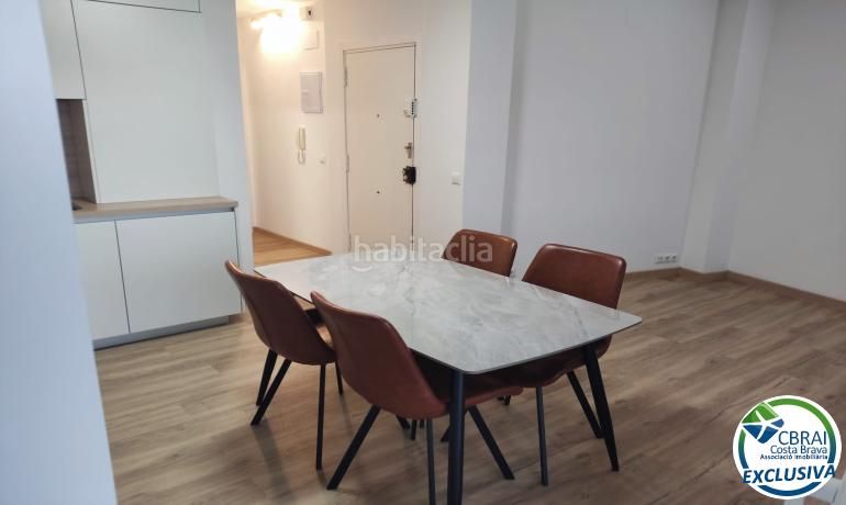 Foto f400c0ed-573b-4a91-981e-38988f691365. Apartamento  reformado con terraza y vistas al canal en Roses
