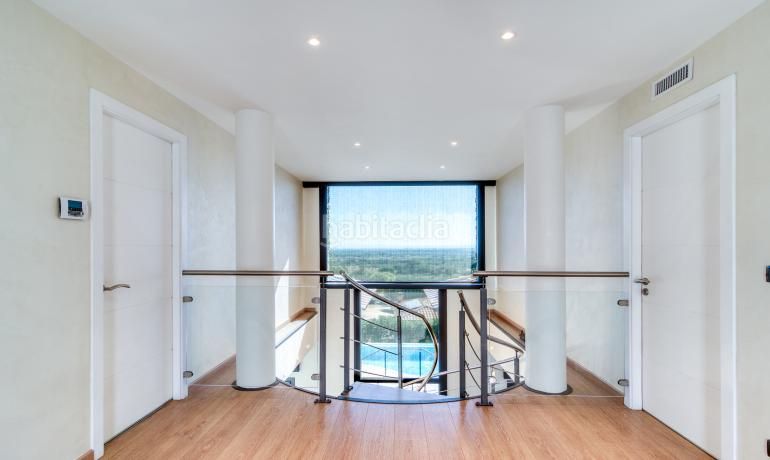 Foto 08d1de11-7da4-4d2a-aa0b-ee8749122c43. Chalet villa de diseño con piscina y espectacular vista a la bahía de roses, en Palau-saverdera