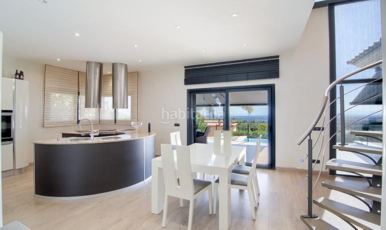 Foto e32b2ecc-cf43-46a5-a5d3-b7f75caa1c07. Chalet villa de diseño con piscina y espectacular vista a la bahía de roses, en Palau-saverdera