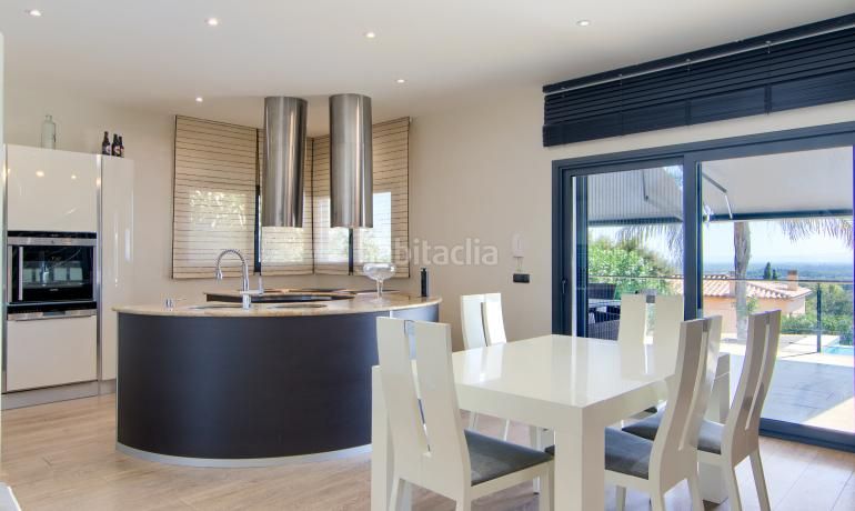 Foto e68bea0b-a55f-48ea-a281-120169f7a907. Chalet villa de diseño con piscina y espectacular vista a la bahía de roses, en Palau-saverdera