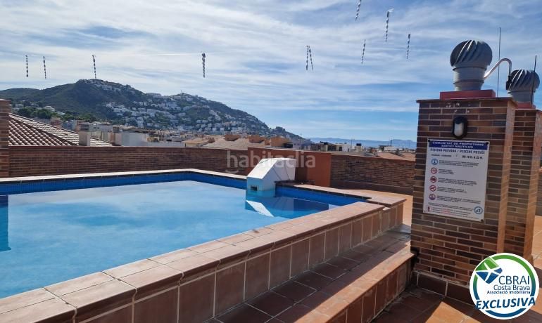 Foto c0b81efe-33b9-4a1a-844a-8106fc87aa99. Àtic amb calefacció aparcament piscina a Centre Roses