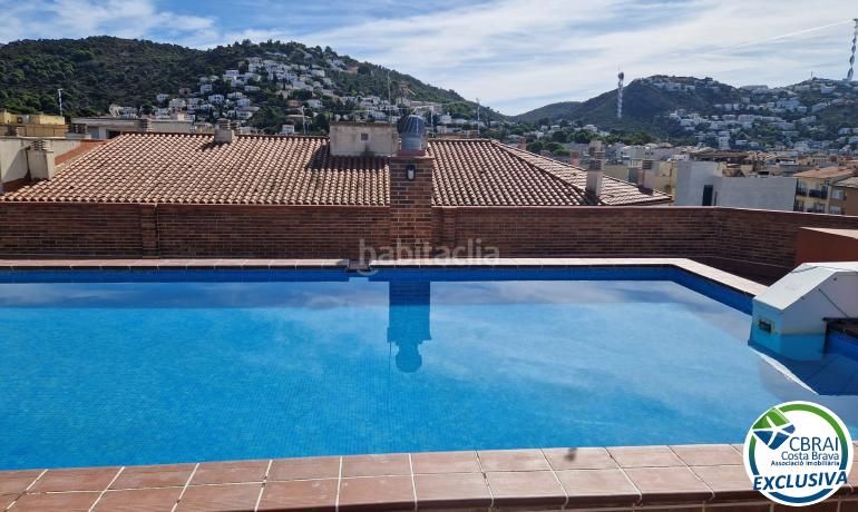 Foto e4feac81-7b2c-4f75-b9af-e8a718f694ab. Àtic amb calefacció aparcament piscina a Centre Roses
