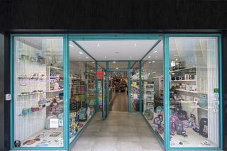 Local Comercial a Ensanche - Sar. Se vende local ubicado en pleno ensanche compostelano. se encuen