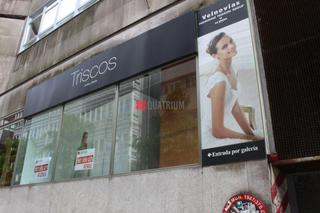 Local Comercial  Rúa de montero ríos. Se vende o se alquila local en zona céntrica muy transitada. tie