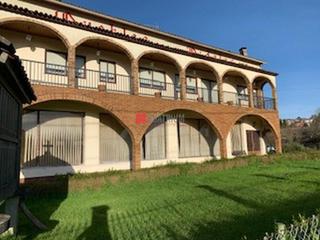 Casa a Parroquias de Santiago. Se vende casa-negocio de 1200m divida en diferentes plantas: la