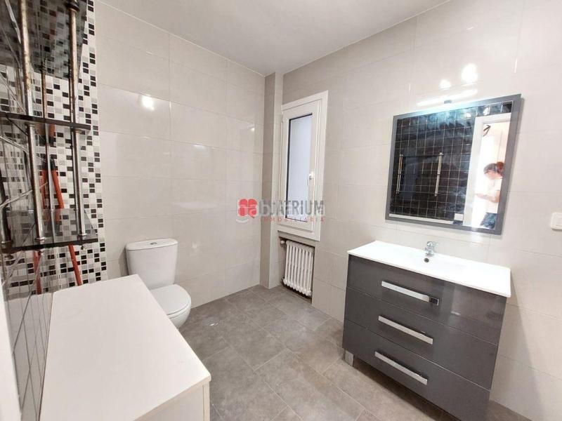 Foto 904d6022-0f55-4315-bffc-3c76964b2a8d. Rent flat in Ensanche - Sar Santiago de Compostela