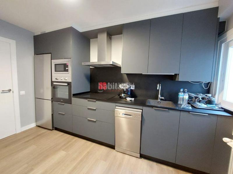 Foto a823b708-581c-4d92-baf6-b59bfe97803f. Alquiler piso se alquila piso recién reformado en frei rosendo salvado en Santiago de Compostela