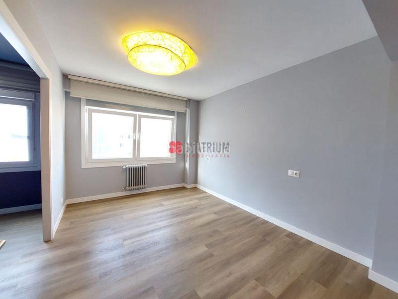 Foto f9b8b6c8-4d05-4e30-9702-b7f8c281c133. Alquiler piso se alquila piso recién reformado en frei rosendo salvado en Santiago de Compostela