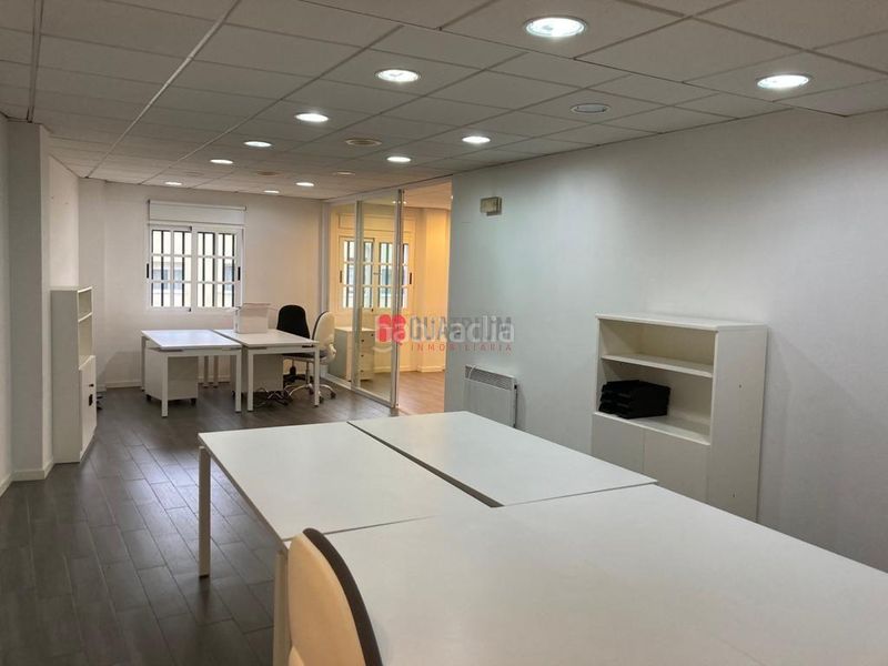 Foto c0f8283d-b1aa-446b-b2ae-433dcec9c167. Oficina oportunidad única en rúa tomiño en Campus Norte - San Caetano Santiago de Compostela