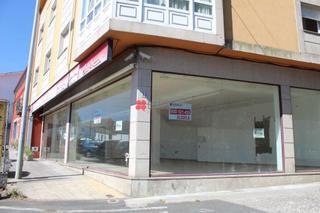 Lloguer Local Comercial  N/a. Local en esquina de 140m² con amplisima fachada acristalada de 2