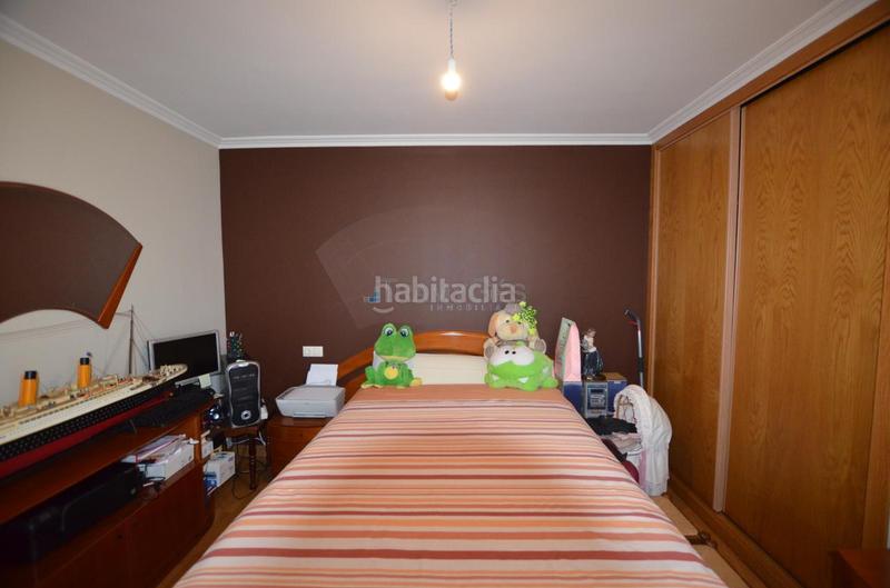 Foto 244f0395-5f19-4edf-8ade-78c4e5454872. Casa aparellada amb calefacció aparcament a Darbo Cangas