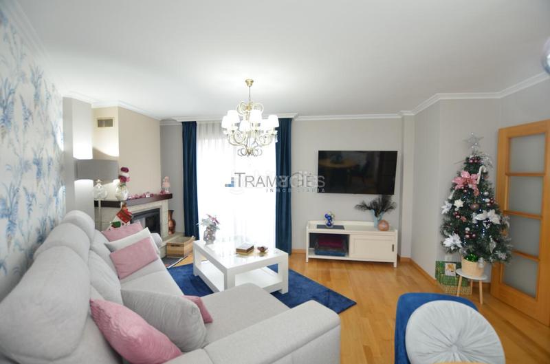 Foto 4072b775-d540-45ed-a0f9-55ec10ddb184. Casa aparellada amb calefacció aparcament a Darbo Cangas