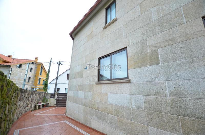 Foto 725861f6-fc92-46d9-8c0c-a77c30813d01. Casa aparellada amb calefacció aparcament a Darbo Cangas