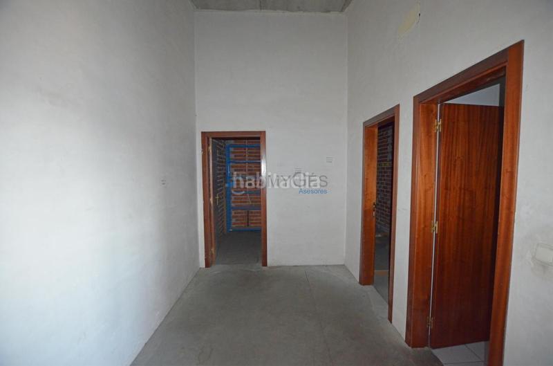 Foto 524aae68-6bfa-41ef-bf4b-d3fb38dde402. Nave industrial en Valadares - Beade Vigo