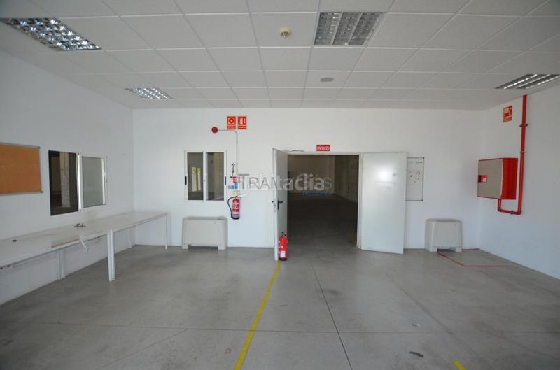 Foto 989b7328-e7c4-4dd1-a339-4f8bf920c265. Nave industrial en Valadares - Beade Vigo