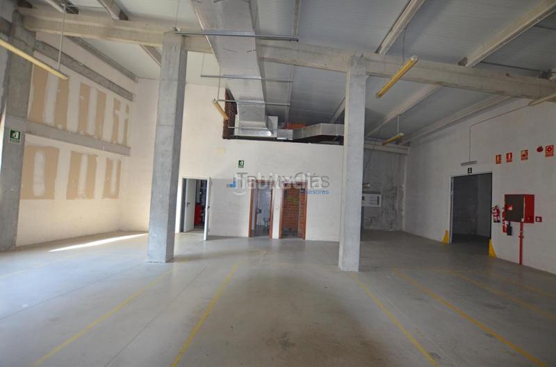 Foto 9ad2763f-715e-419c-b8b9-ffb604e5aa85. Nave industrial en Valadares - Beade Vigo