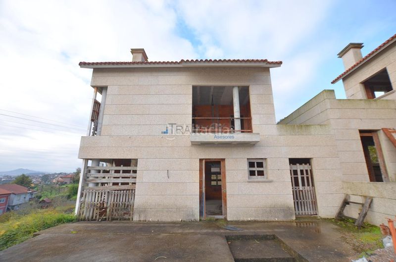Foto 2117e84d-f4f3-491c-b282-8f4f71b7ce67. Casa aparellada amb aparcament a Moaña