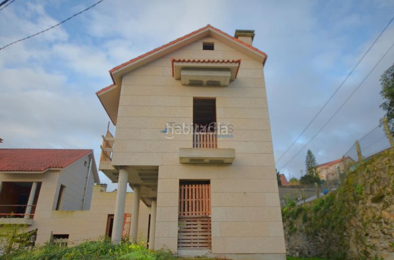 Foto 30f5d44f-9ef6-4385-bae0-a852e9b3624c. Casa aparellada amb aparcament a Moaña