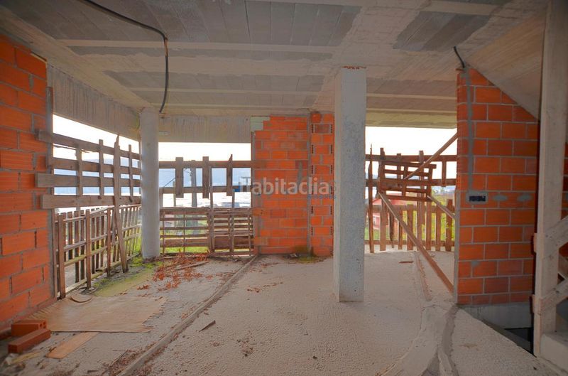 Foto b8bfe1f4-dc7a-4d6b-a996-d0dbda3d2165. Casa aparellada amb aparcament a Moaña