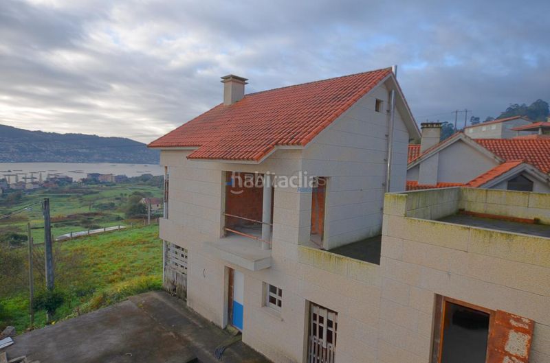 Foto c7fddb86-dd85-4e38-ab96-1a1b334563d7. Casa aparellada amb aparcament a Moaña
