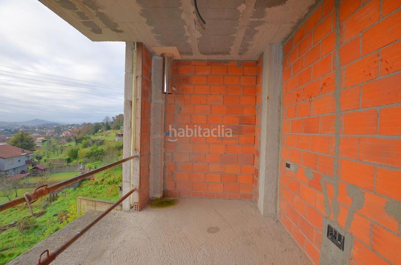 Foto cd1c312f-ac00-42d5-aadf-d91348706b36. Casa aparellada amb aparcament a Moaña