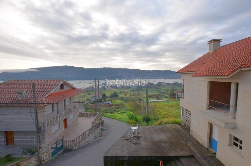 Foto e175beb9-5e5f-423e-a048-25f75474d0ff. Casa aparellada amb aparcament a Moaña