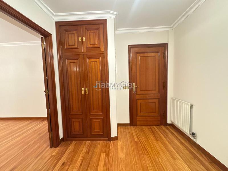 Foto a2ef4eb0-1a2d-44e8-a5d4-c6a883e7cb28. Flat with heating parking in Plaza España - Corte Inglés Vigo