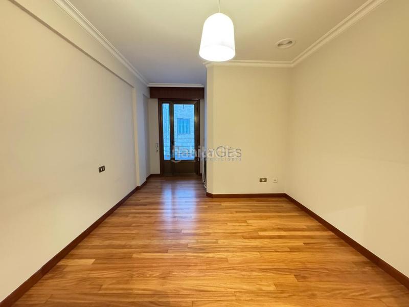 Foto 00bb61e1-9b60-4ca0-a77c-f449640cccfd. Pis amb calefacció aparcament a Plaza España - Corte Inglés Vigo