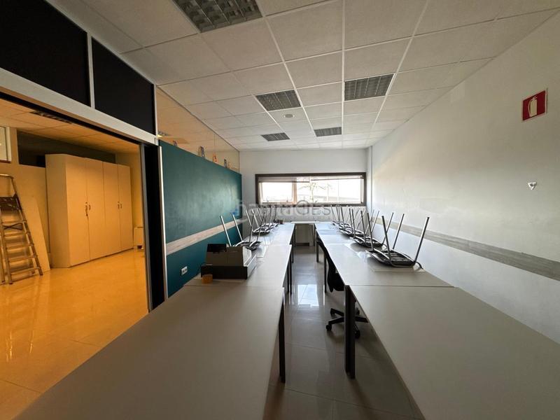 Foto ad87e7a2-3582-4972-962f-236e4182ae1c. Locale commerciale in Valadares - Beade Vigo