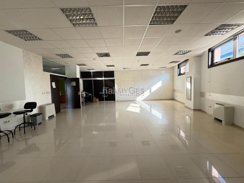 Foto e028f392-17b2-45a6-b91c-0122b1a2acde. Location local commercial dans Valadares - Beade Vigo