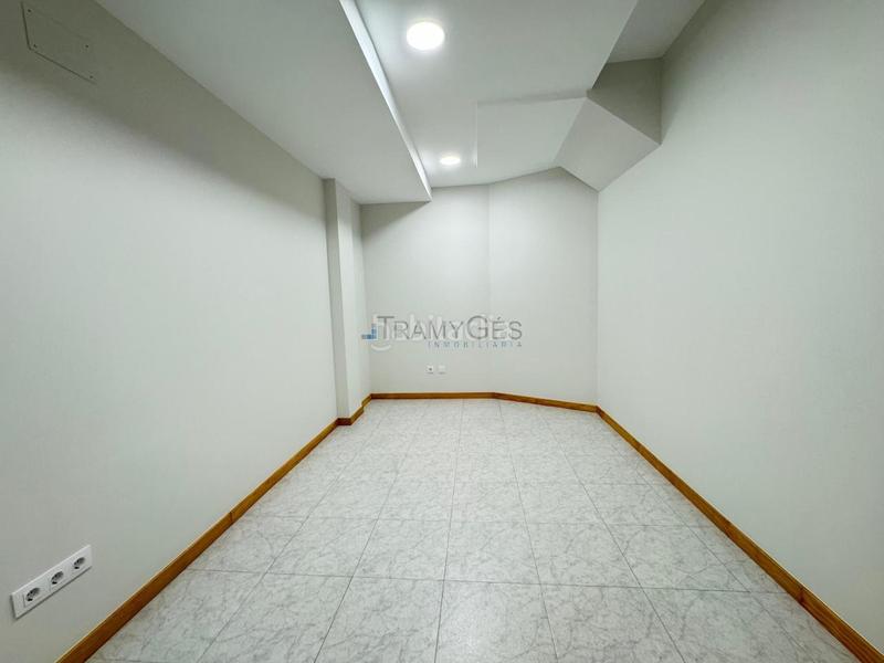 Foto a6fd7e54-1a2f-48d1-ac84-8aca1a6e10e4. Alquiler local comercial en As Travesas - Balaidos Vigo