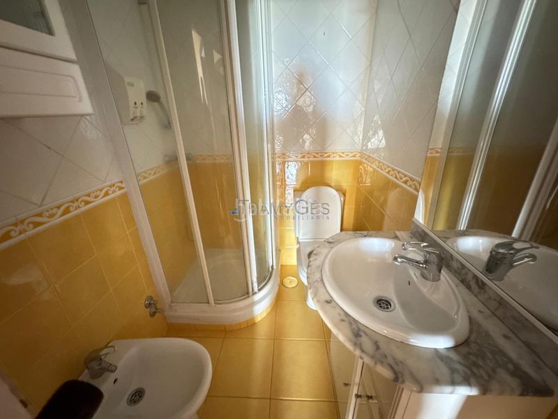 Foto 2494ceb1-7d51-4791-ae05-05e5f1a757d4. Casa amb calefacció aparcament a Lavadores Vigo