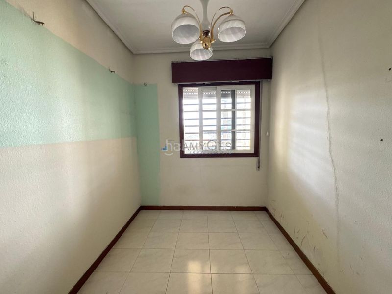 Foto 43294b73-9164-4138-b6d4-75c57fdbaa9e. Casa amb calefacció aparcament a Lavadores Vigo