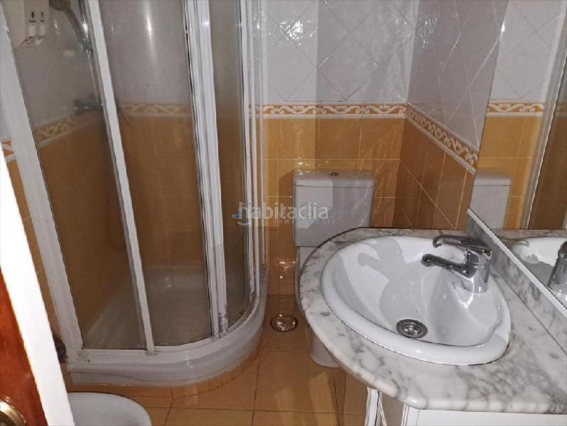 Foto d36fba08-342f-45c9-8966-e4372adfe6cf. Casa amb calefacció aparcament a Lavadores Vigo