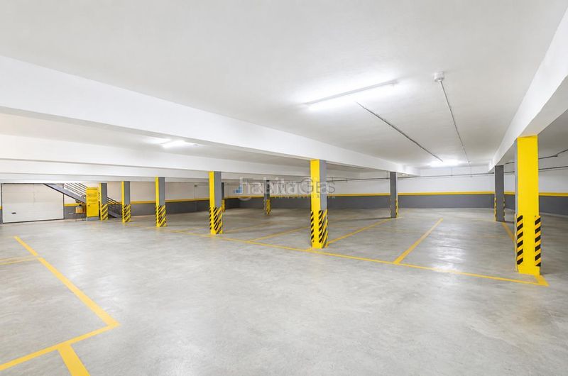 Foto 406d1bd0-8b0d-426c-8d04-a2b3d7b7aac1. Autoparkplatz in Guarda (A)