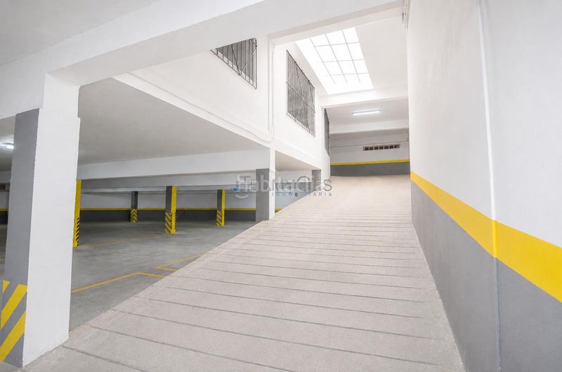 Foto 4523b708-1479-4800-8f3c-b3088ec1b034. Autoparkplatz in Guarda (A)
